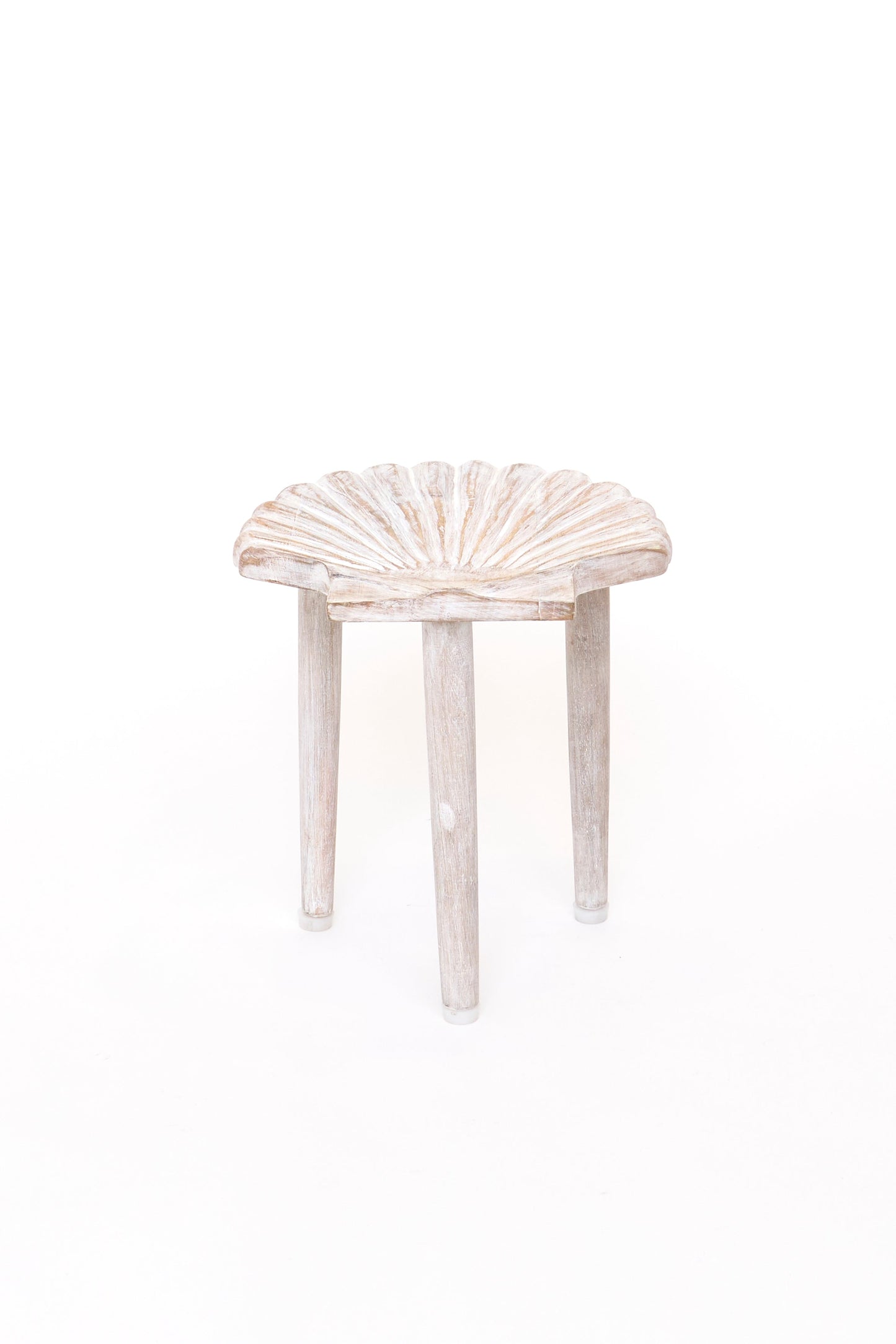 Taburete concha en madera tallada