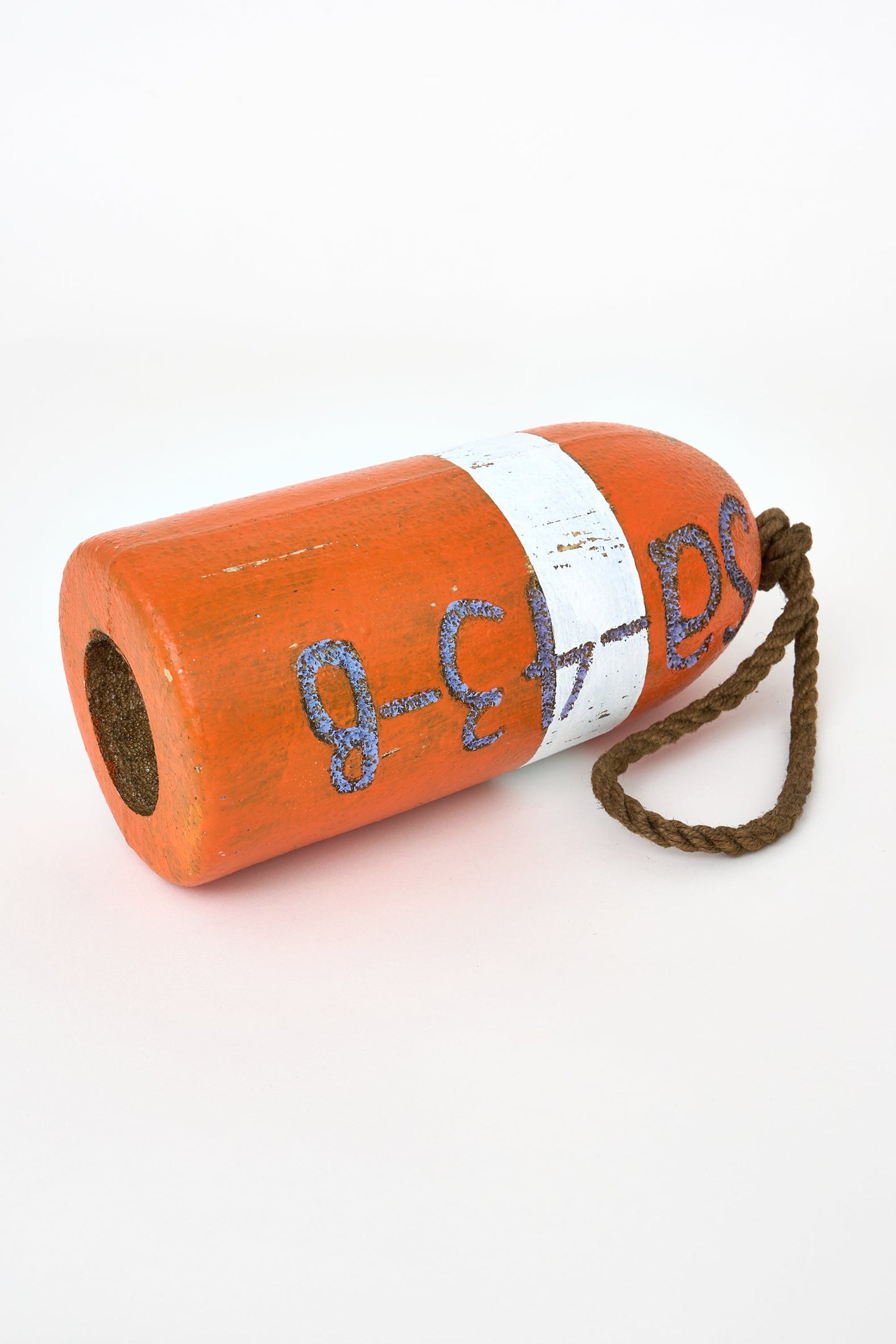 Boya naranja envejecida con cuerda