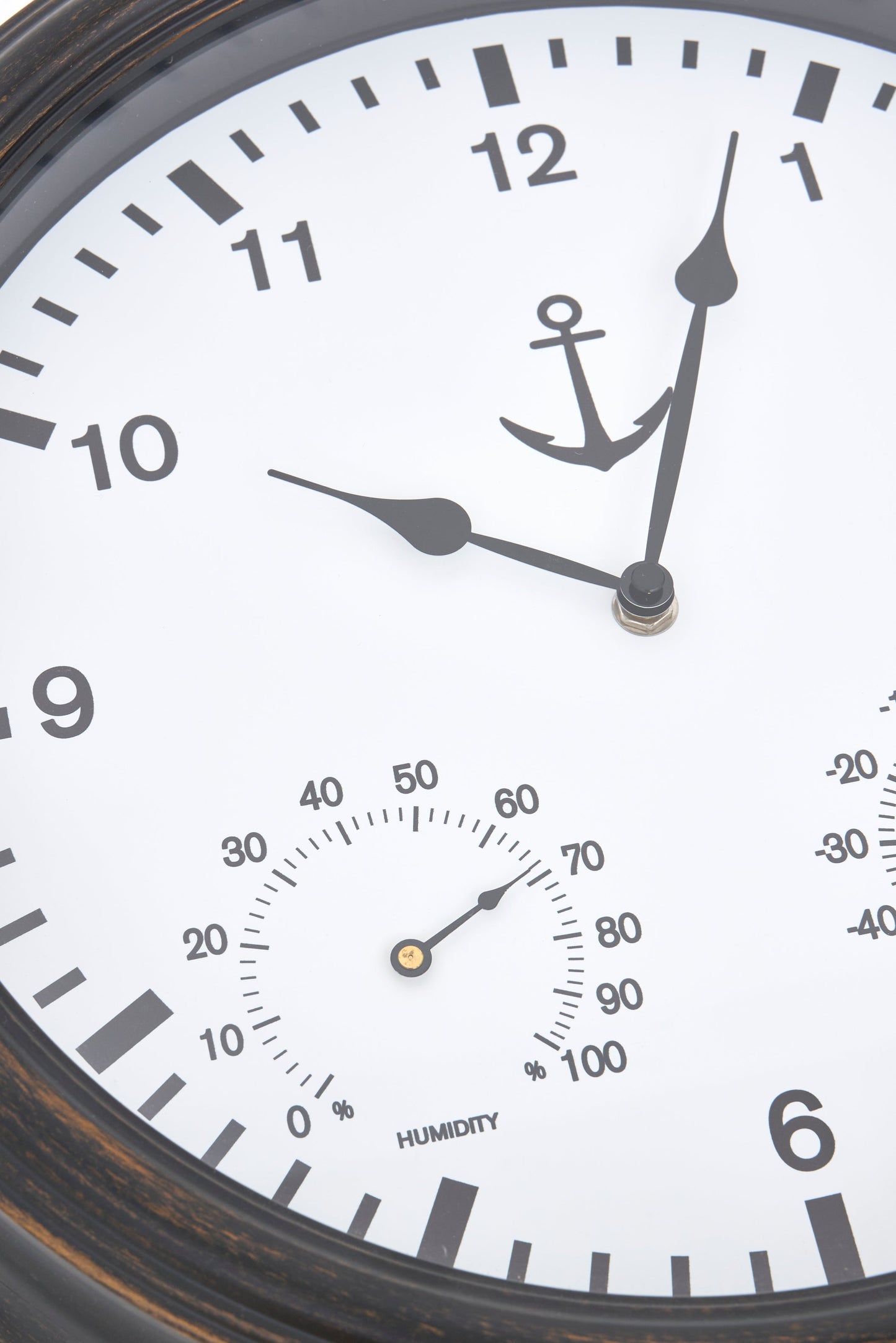 Reloj de pared con termómetro y detalle de ancla