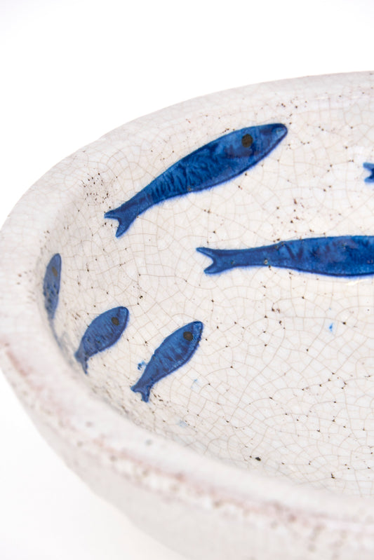 Plato de terracota con peces azules