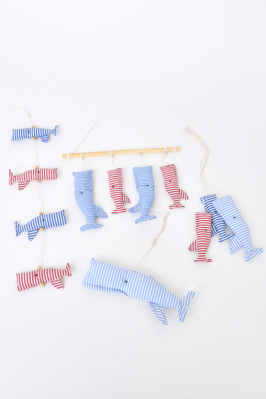 Móvil de ballenas de algodón