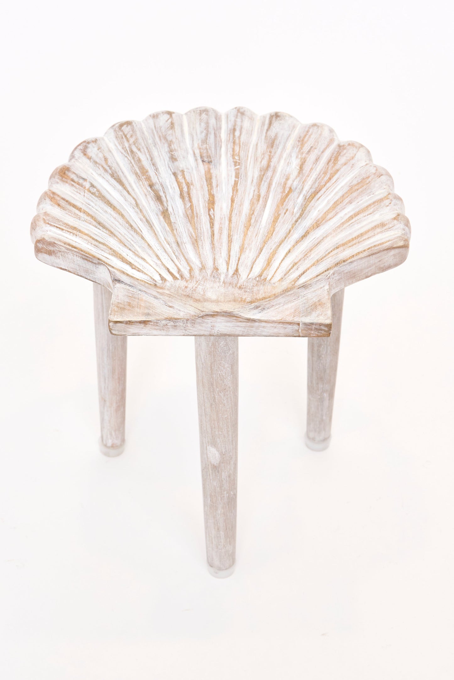 Taburete concha en madera tallada