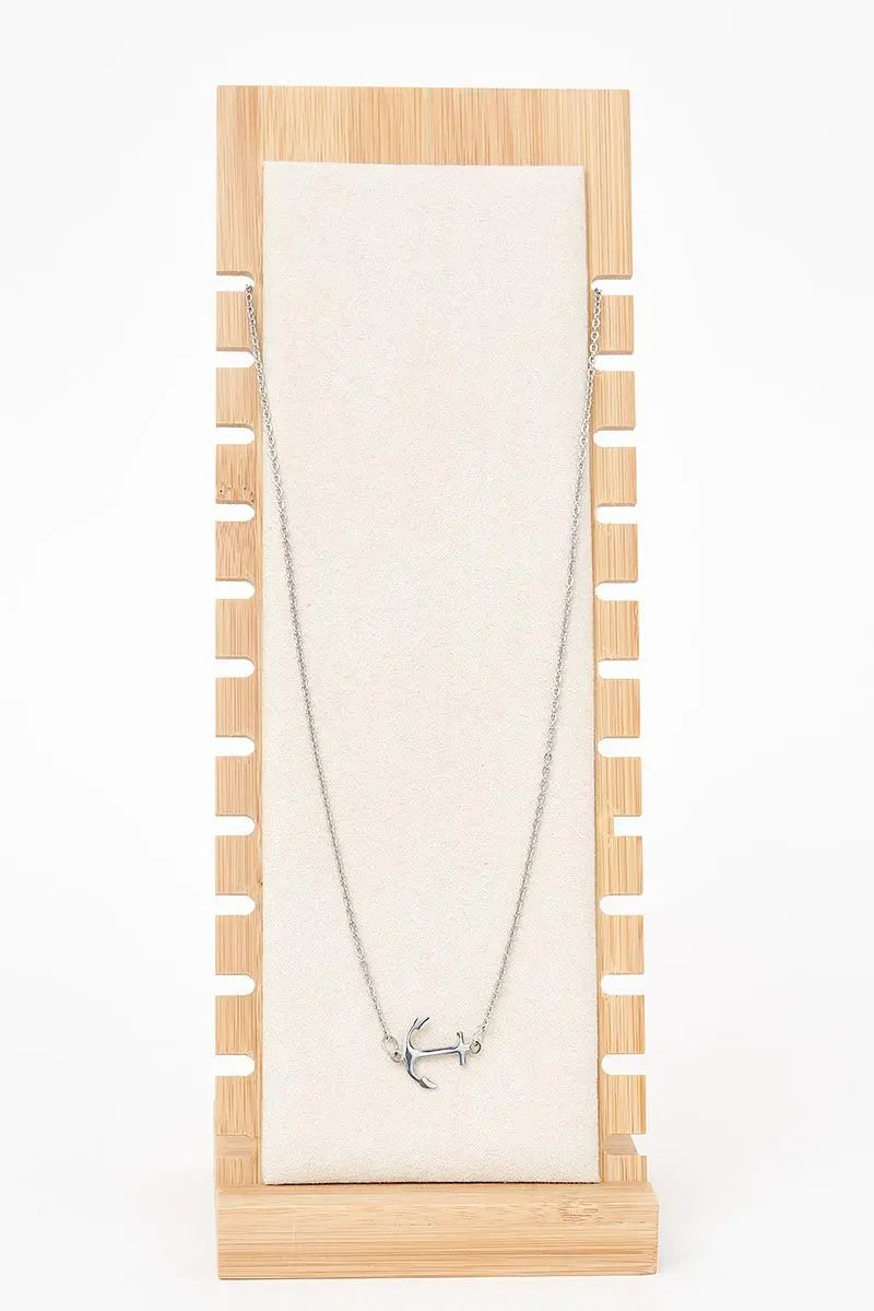 Colgante o collar en color plateado y colgante ancla