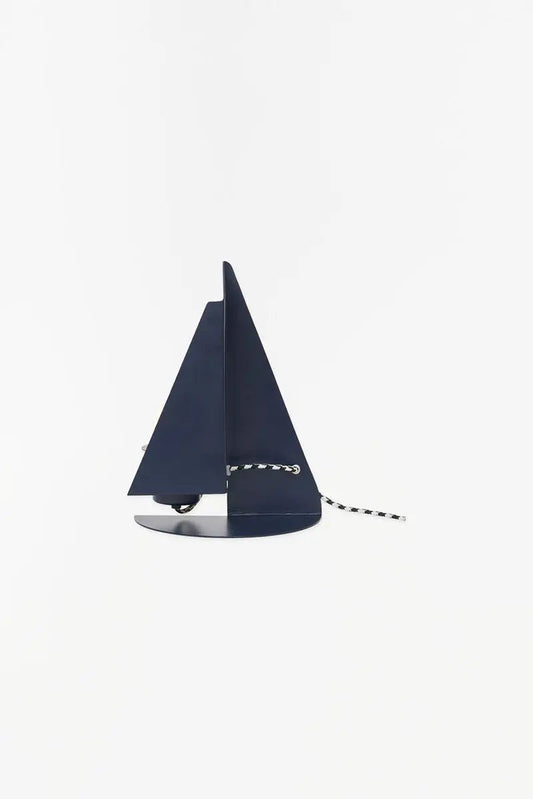 Belaontzi-itxurako metalezko lanpara