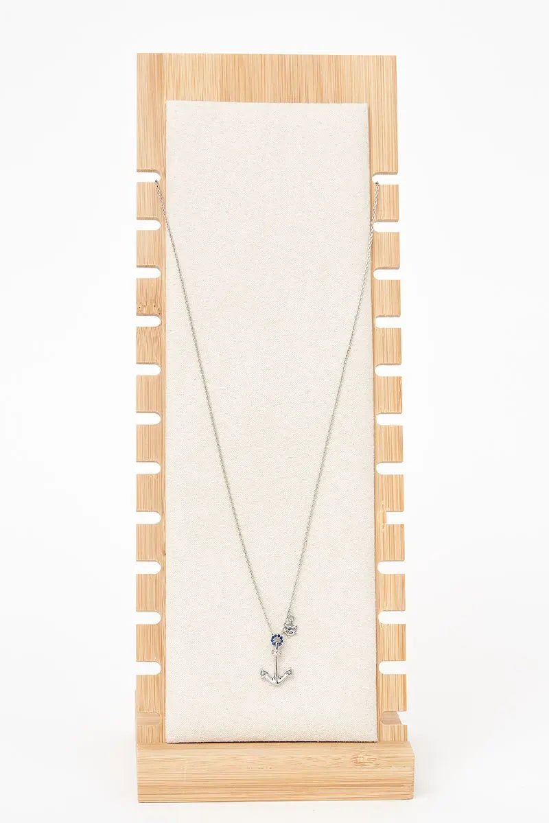 Collar en plata de ley 925 con colgante ancla y detalle timón