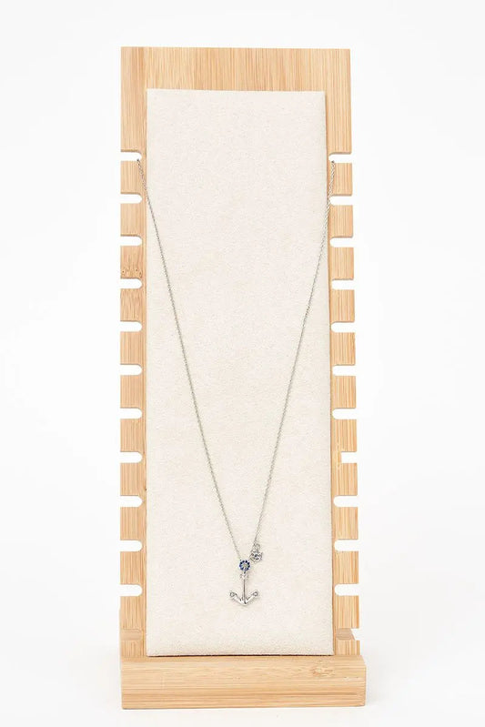 Collar en plata de ley 925 con colgante ancla y detalle timón