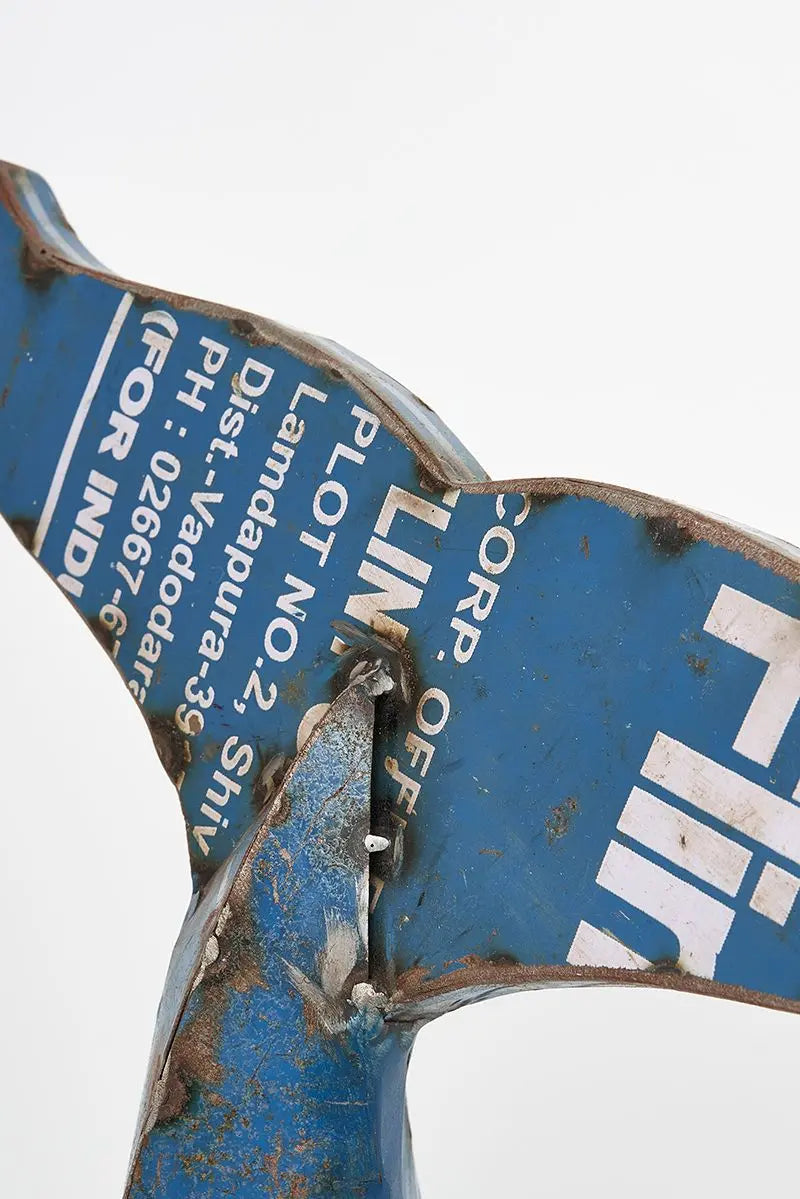 Cola de ballena de metal reciclado 2 Batela