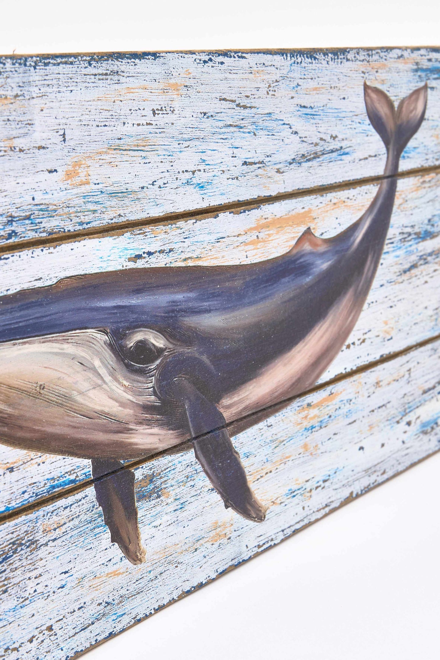 Cuadro de madera con una ballena pintada
