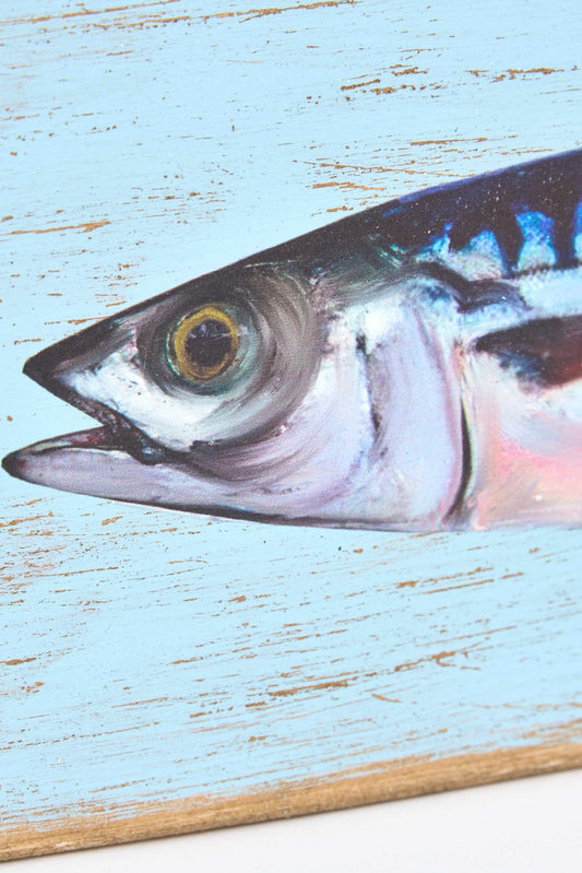 Egurrezko koadroa, margotutako arrain batekin