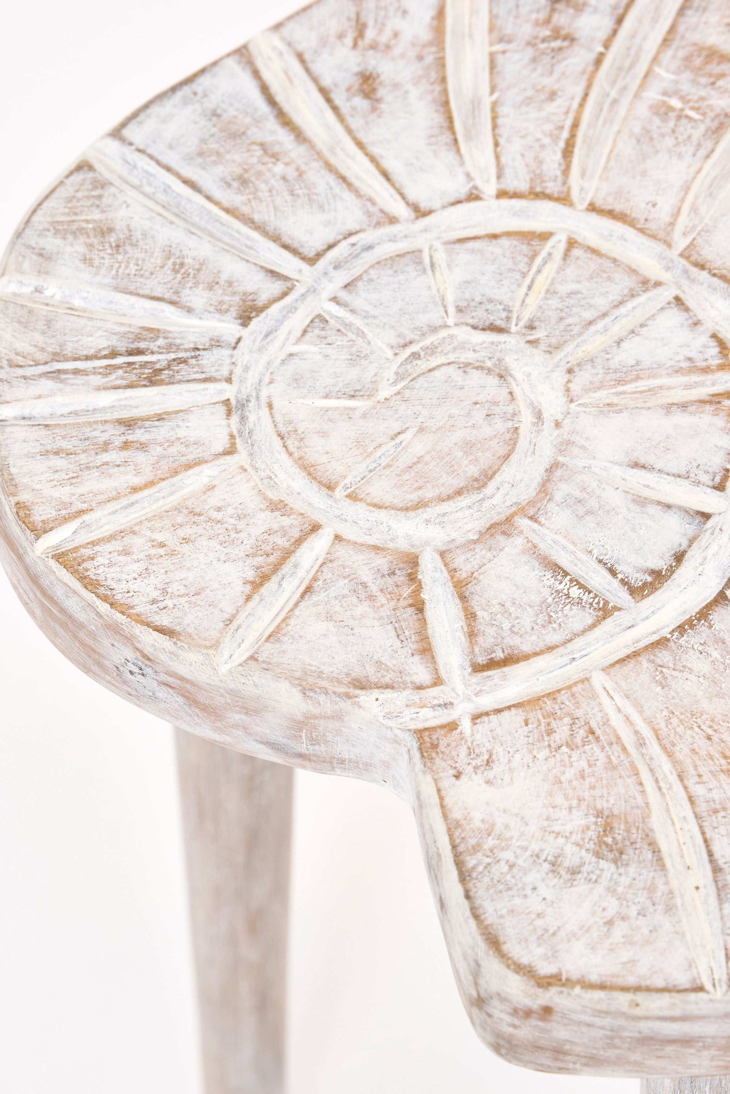 Taburete Nautilus de madera tallada