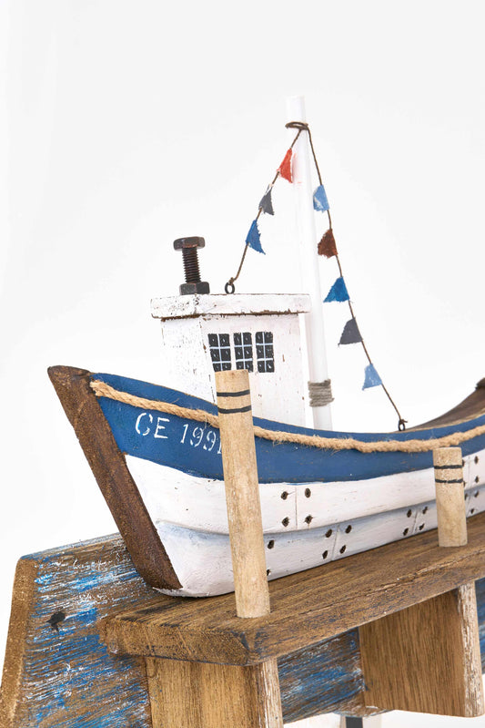 Perchero forma barco en madera