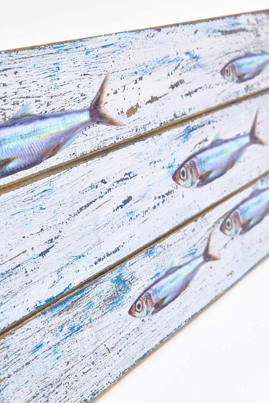 Cuadro de madera con un banco de peces pintado