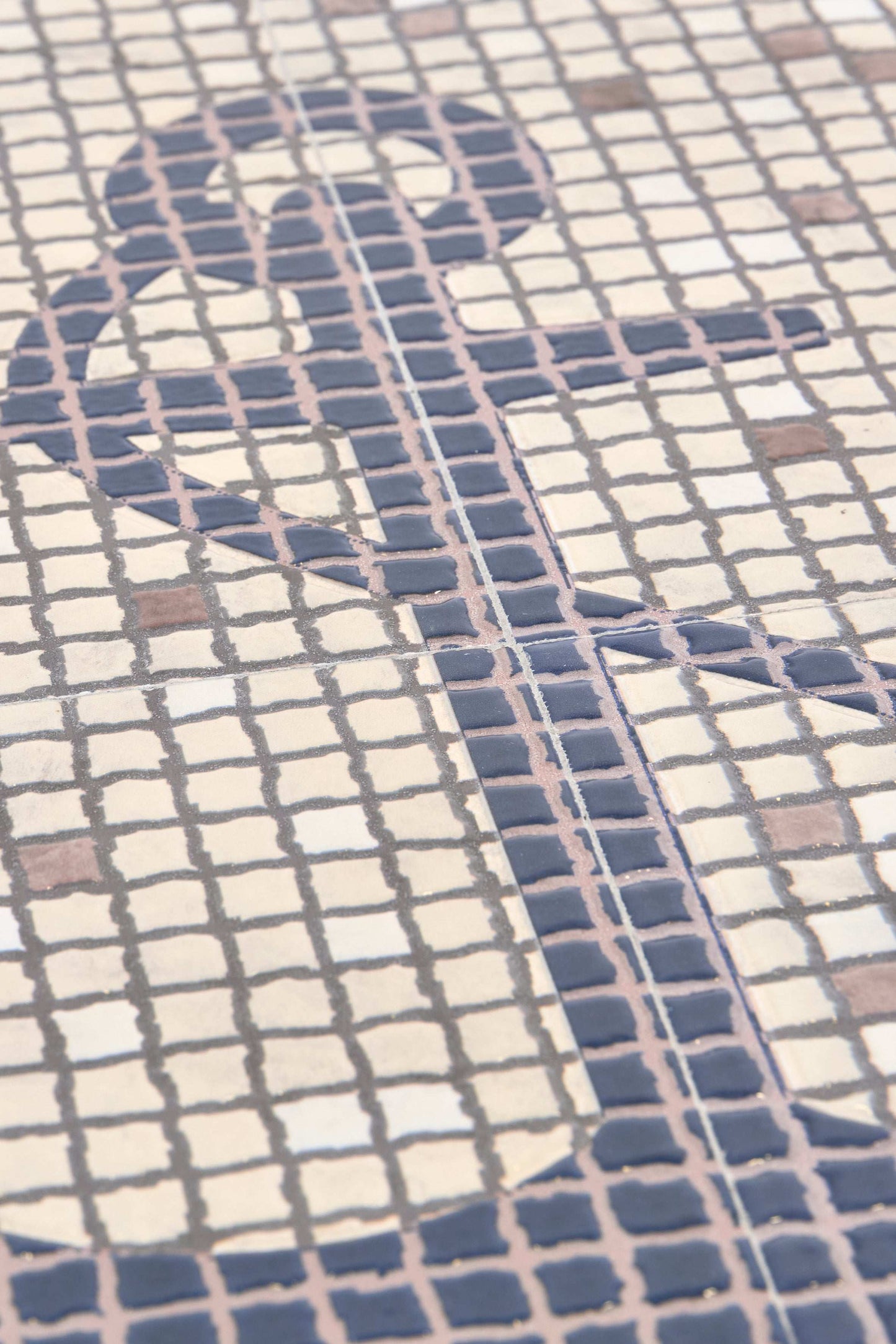 Mesa auxiliar redonda con ancla decorativa