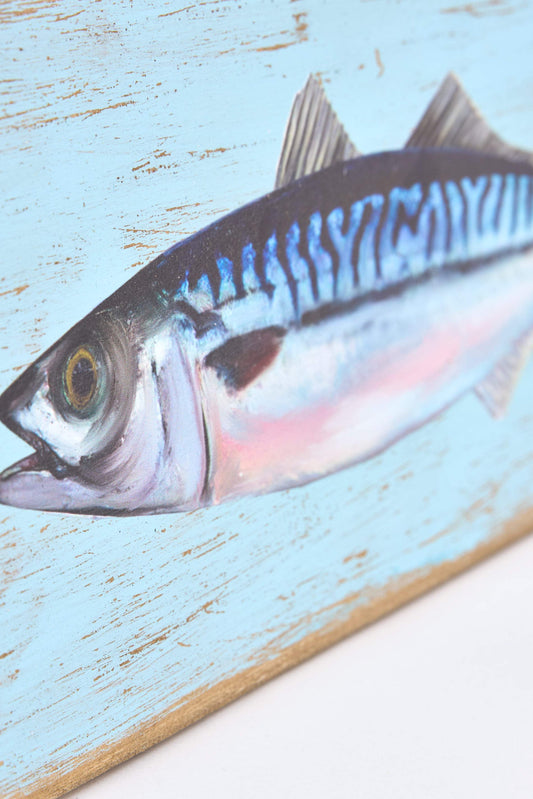 Egurrezko koadroa, margotutako arrain batekin