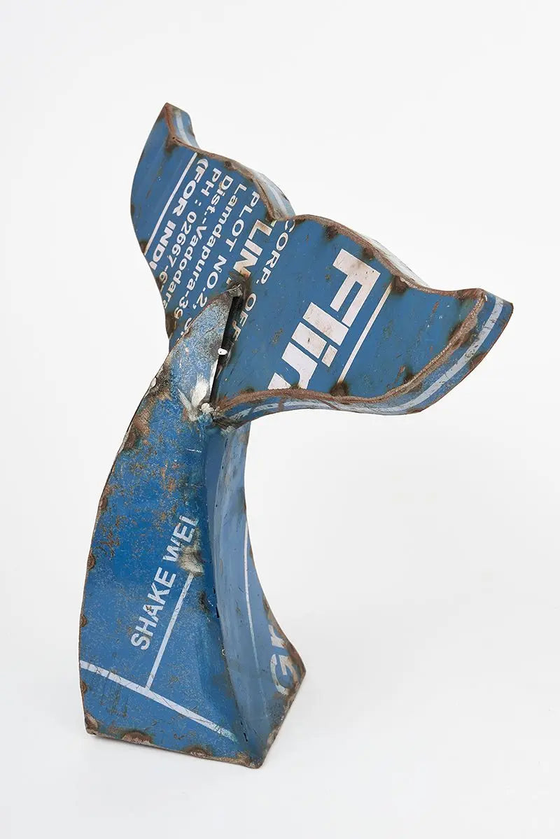 Cola de ballena de metal reciclado 2 Batela