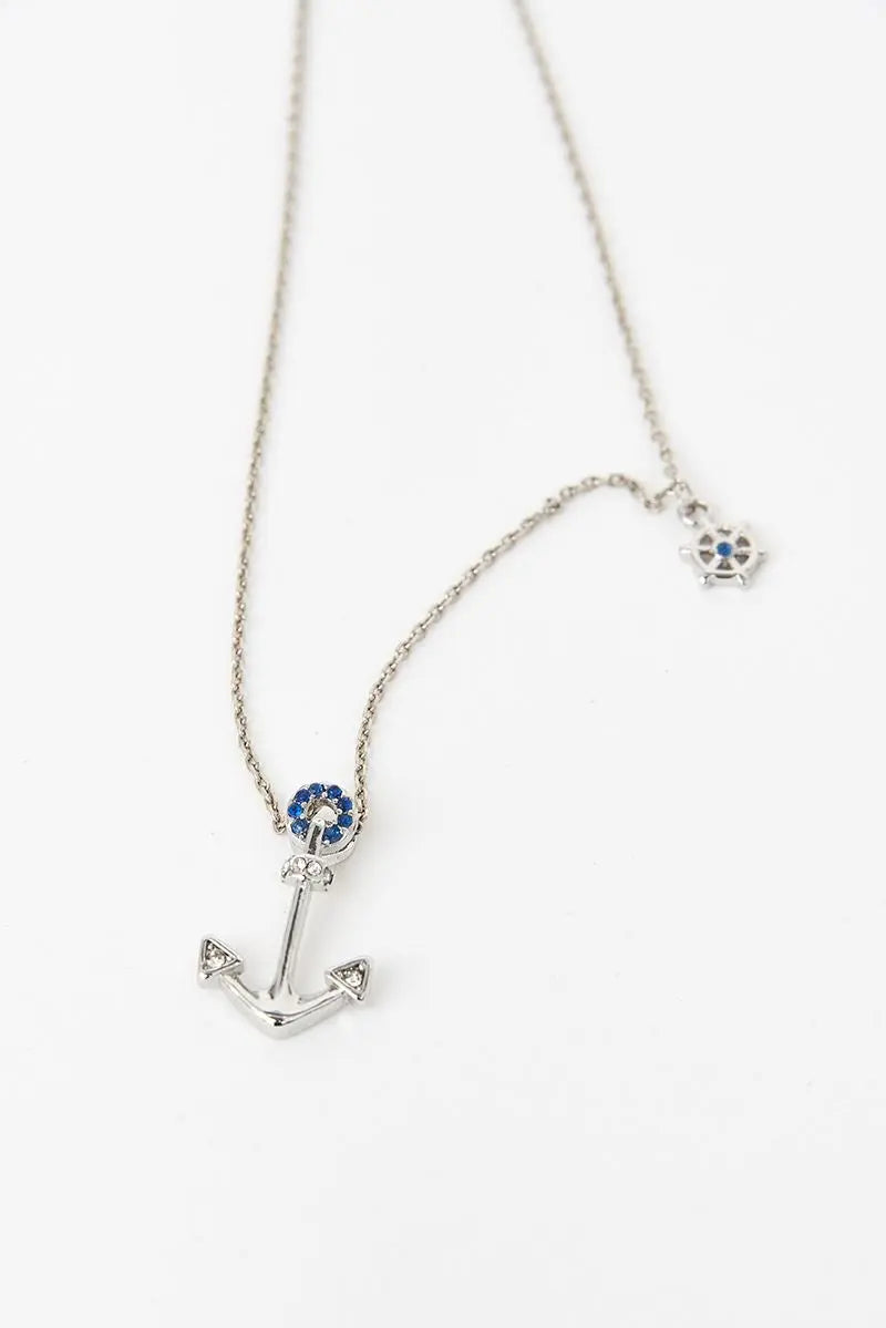 Collar en plata de ley 925 con colgante ancla y detalle timón