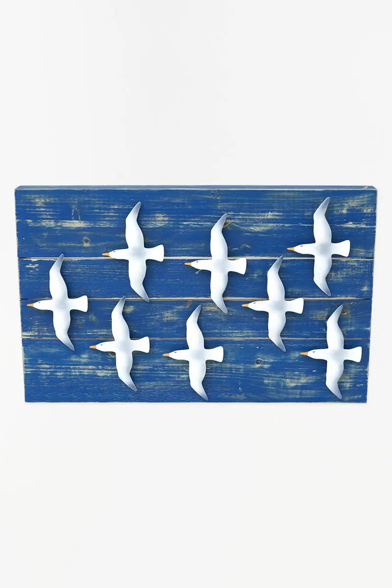 Caja de madera con pájaros blancos