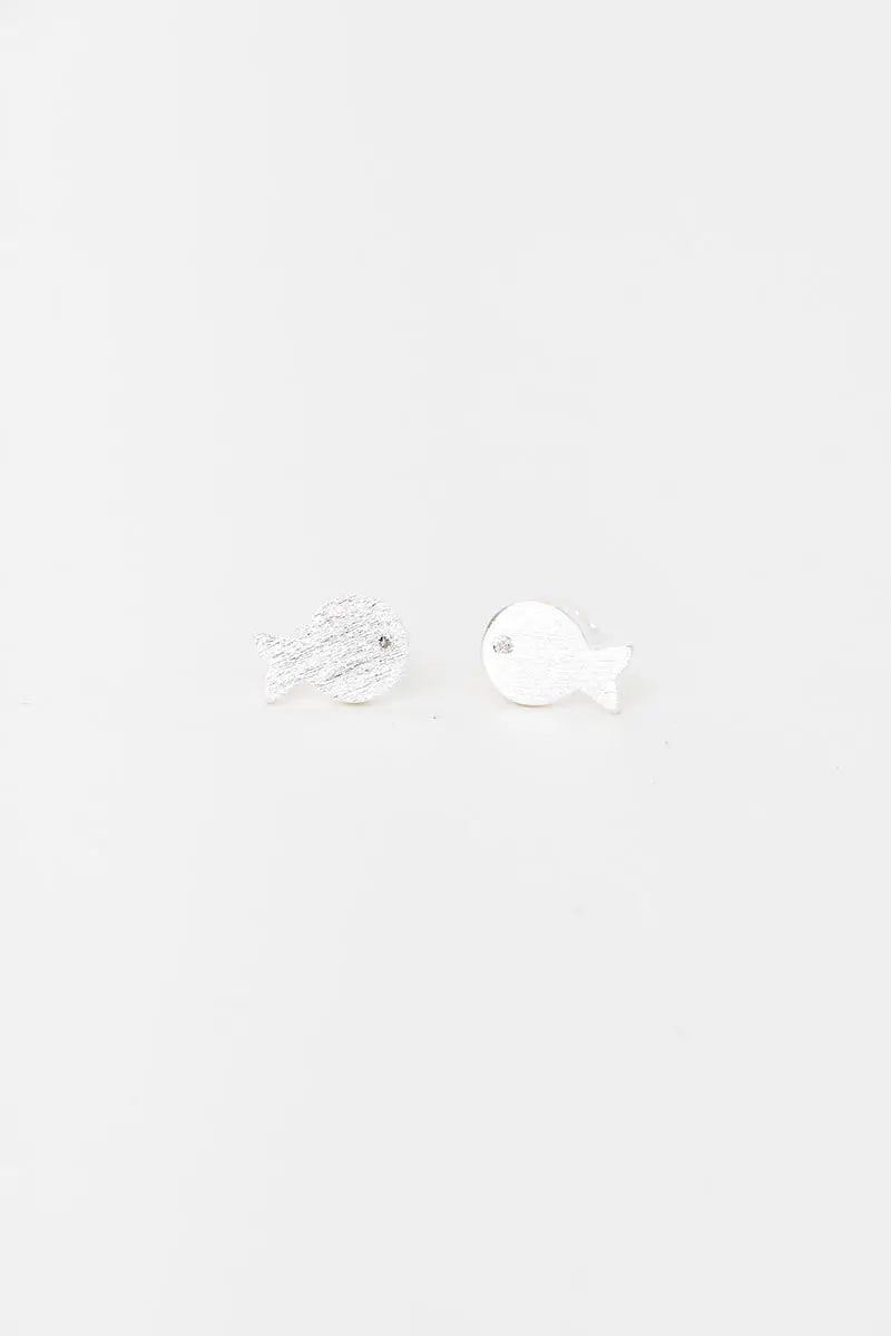 Pendientes pequeños en plata de ley de 925 con forma de pez