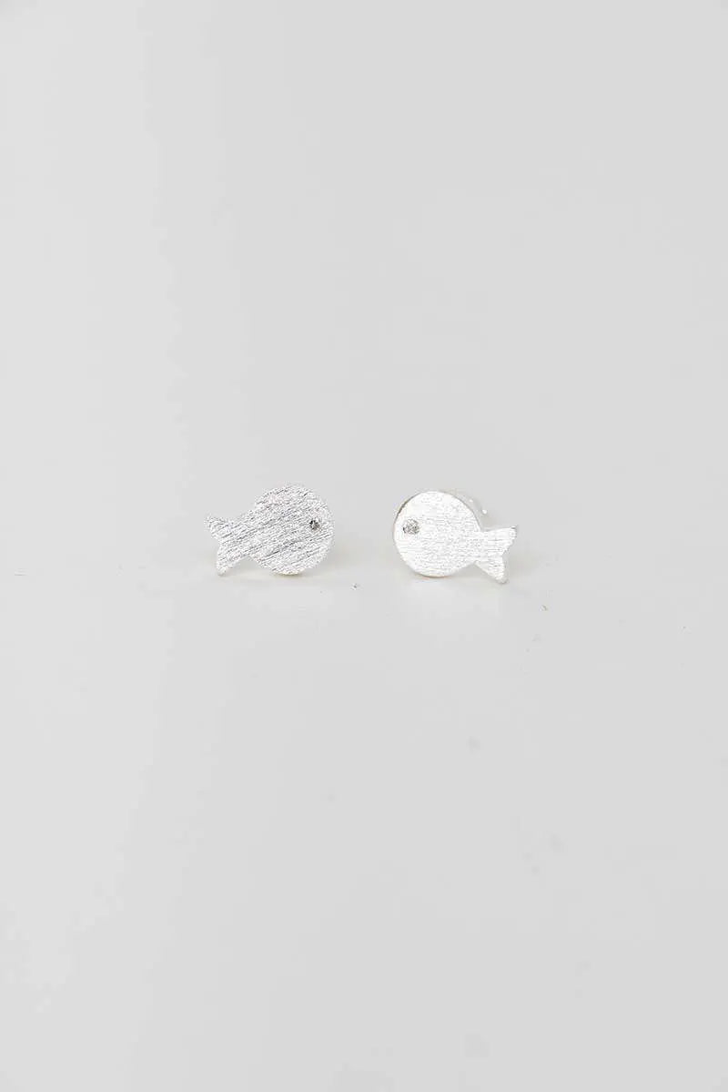 Pendientes pequeños en plata de ley de 925 con forma de pez
