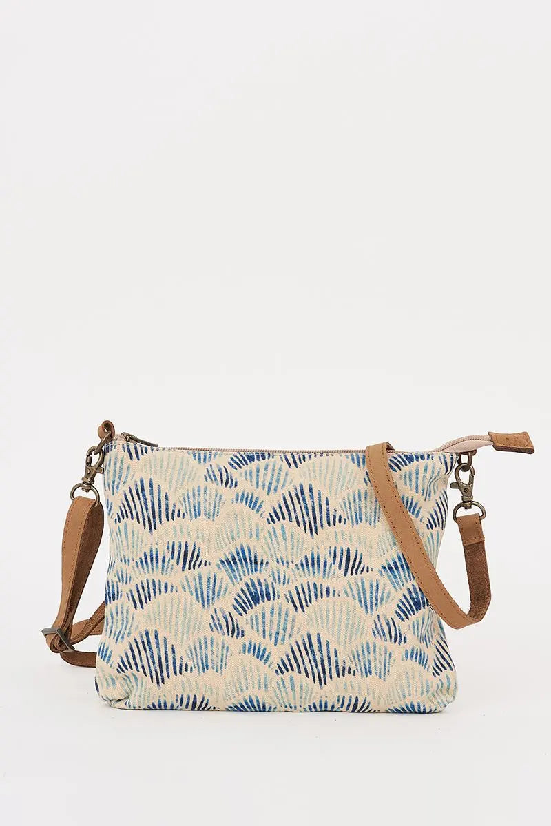 Bolso mediano con dibujos conchas azules