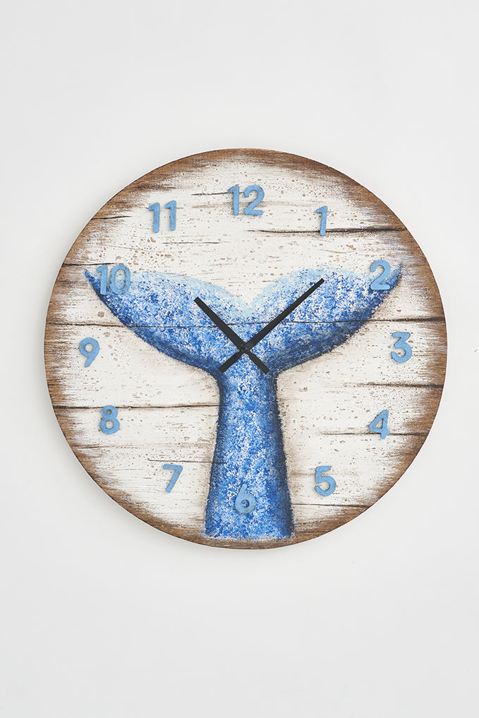  Reloj de madera envejecida con cola de ballena azul