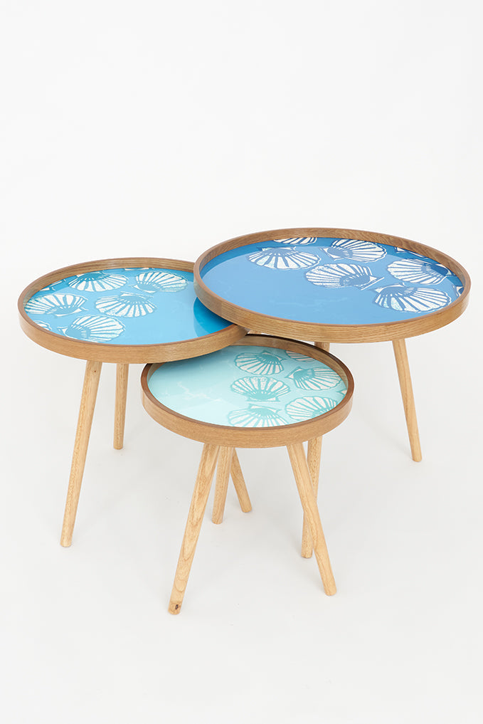 Set de 3 mesas en madera de centro con conchas