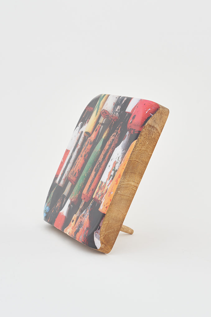 Imagen impresa sobre taco de madera. Boyas de colores