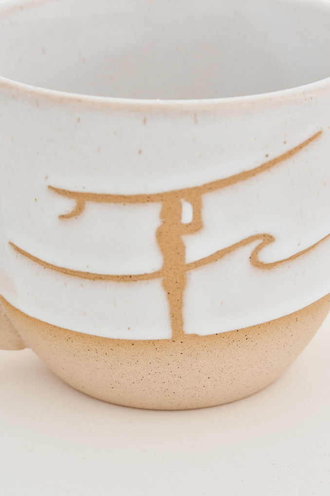 Mug de cerámica con surfero en dos colores