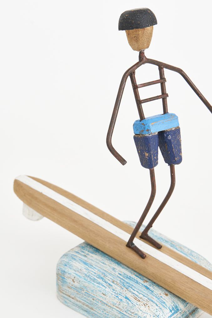Surfero longboard en la ola en madera y metal. Decoración playera batela