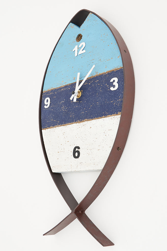 Reloj con forma de pez de metal y madera