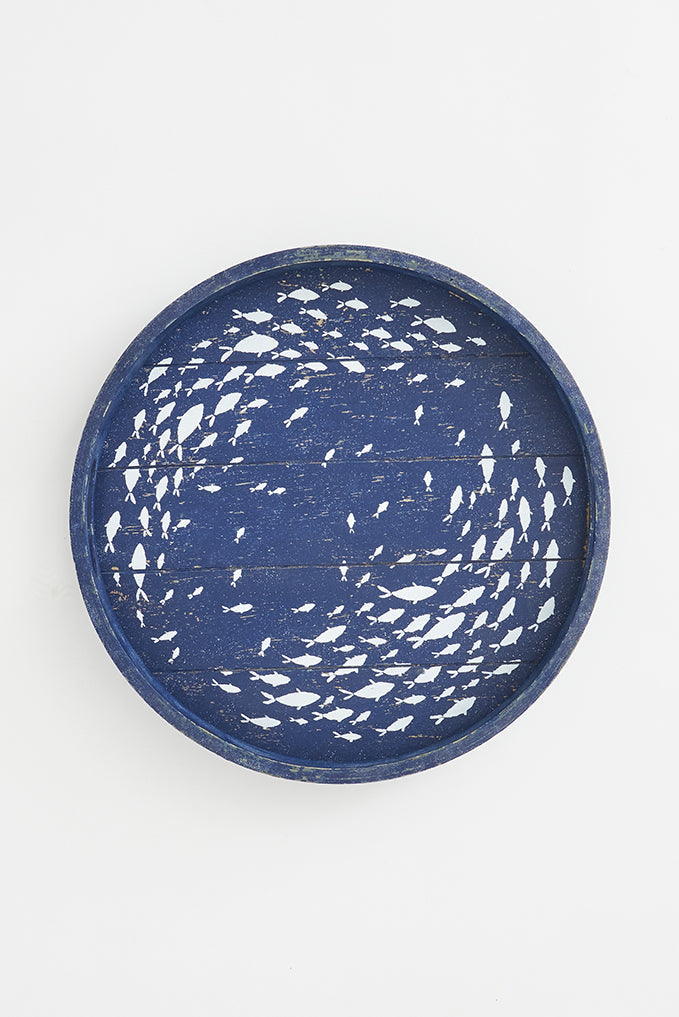 Bandeja redonda azul con banco de peces