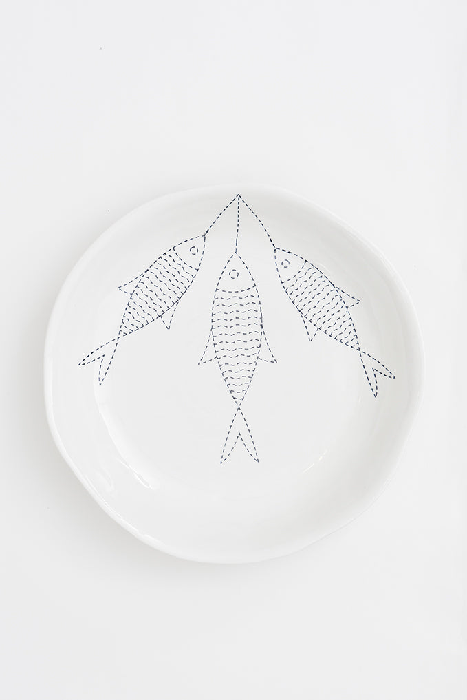 Plato con peces en porcelana blanca redonda