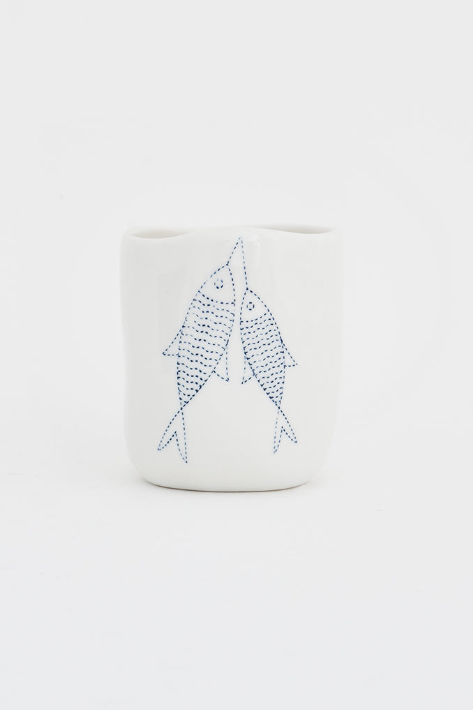 Taza café en porcelana con peces y sin asa