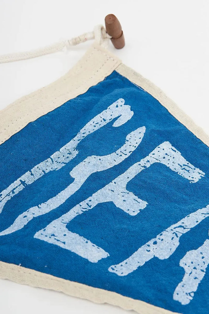 Bandera decorativa vintage azul y blanca “BEACH” Batela